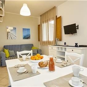 2 bedroom seaside apartments with shared pool, sleeps 4-5